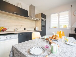 Kylskåp, mikrovågsugn, ugn och diskmaskin