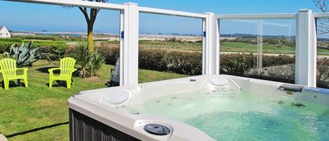 Banyera d'hidromassatge a l'aire lliure