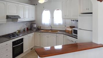 Een koelkast, een magnetron, een oven, een vaatwasser