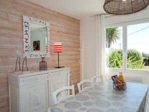 Dining - Rendez-vous à la plage by Interhome (Plozévet)