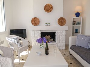 Televisión y chimenea 