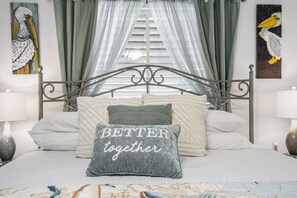 3 habitaciones, tabla de planchar con plancha y cuna de viaje