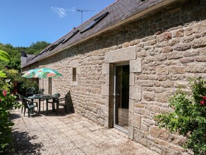 Outdoor dining - La Bergerie by Interhome (Loctudy)