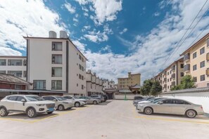 Self-parking (surcharge) - Shengtong Hotel (Lijiang)