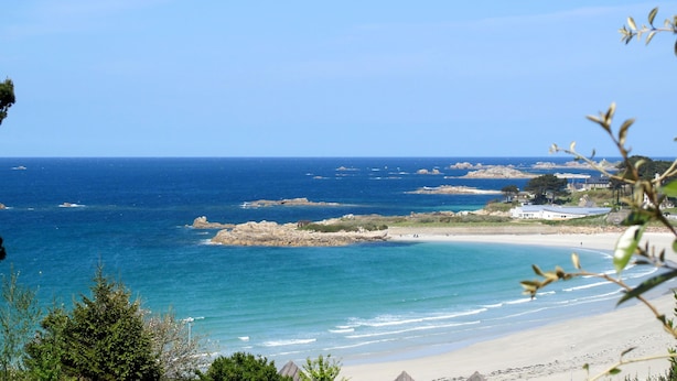 A coastal landscape with a beach, rocky outcrops, and a clear blue sky. - Les Courlis by Interhome (Trévou-Tréguignec)