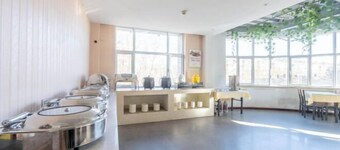 Yanhong Hotel (Jiayuguan Xiongguan Plaza)