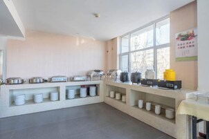 Una barra de desayuno con varios recipientes y electrodomésticos.