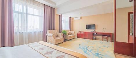 Une chambre d’hôtel avec un grand lit, un bureau, une chaise, une télévision et une armoire.