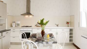 Réfrigérateur, micro-ondes, four, lave-vaisselle