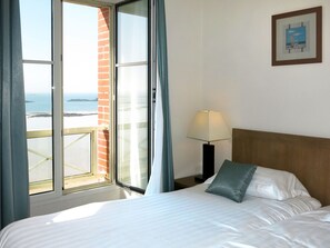2 bedrooms, desk, Internet