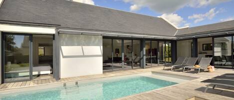 Een verwarmd zwembad