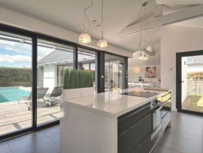 Fridge, microwave, oven, dishwasher - Villa Noalou by Interhome (Arzon)