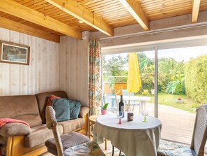 TV, fireplace - Les Bambous by Interhome (Guissény)