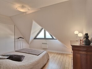 2 bedrooms, iron/ironing board, WiFi
