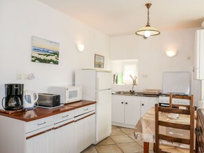 Køleskab, mikrobølgeovn, ovn, køkkentøj/tallerkener/redskaber