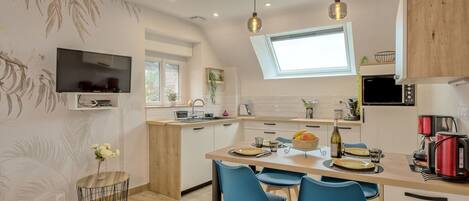 Réfrigérateur, four à micro-ondes, lave-vaisselle, grille-pain