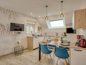 Réfrigérateur, micro-ondes, lave-vaisselle, grille-pain