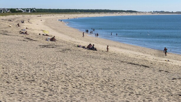 A wide sandy beach with people walking and relaxing. - La Farniente by Interhome (La Turballe)