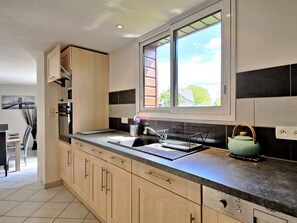 Frigorífico, microondas, horno y lavavajillas