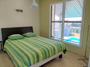 2 bedrooms, desk, internet