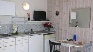 Réfrigérateur, micro-ondes, lave-vaisselle, grille-pain