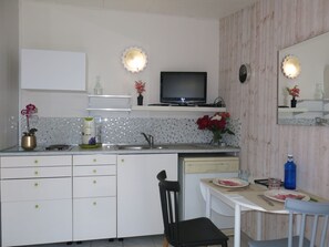 Køleskab, mikrobølgeovn, opvaskemaskine, køkkentøj/tallerkener/redskaber