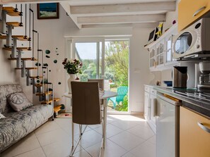 Fridge, microwave, cookware/dishes/utensils - La Plage by Interhome (Surville)