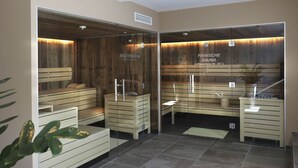 Sauna, jossa on puiset lauteet ja lasiseinät.
