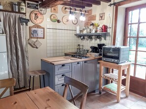 Kylskåp, mikrovågsugn, ugn och brödrost
