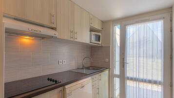 Fridge, microwave, dishwasher, cookware/dishes/utensils