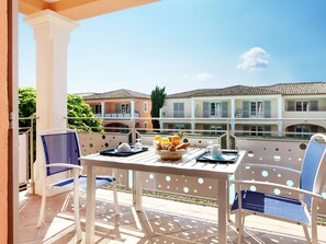 Outdoor dining - Résidence Odalys Référence La Palmeraie by Interhome (Grimaud)