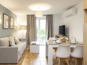 TV - Odalys Référence Les Côteaux de Sarlat by Interhome (Sarlat-la-Canéda)