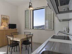 Kjøleskap, ovn, oppvaskmaskin og høy barnestol