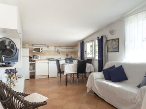 TV - Villetta Laura by Interhome (Sanremo)