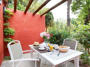 Outdoor dining - Résidence Odalys Référence Les Gardians by Interhome (Arles)