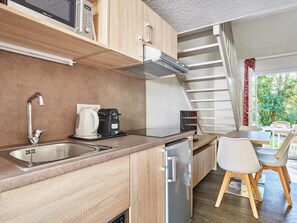 Kühlschrank, Mikrowelle, Geschirrspüler, Kochgeschirr/Geschirr/Besteck