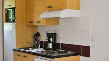 Fridge, dishwasher, cookware/dishes/utensils
