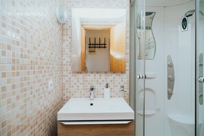 Shower, towels - WELCS ESTUDIO 178 EMP cerca del mar (Empuriabrava)
