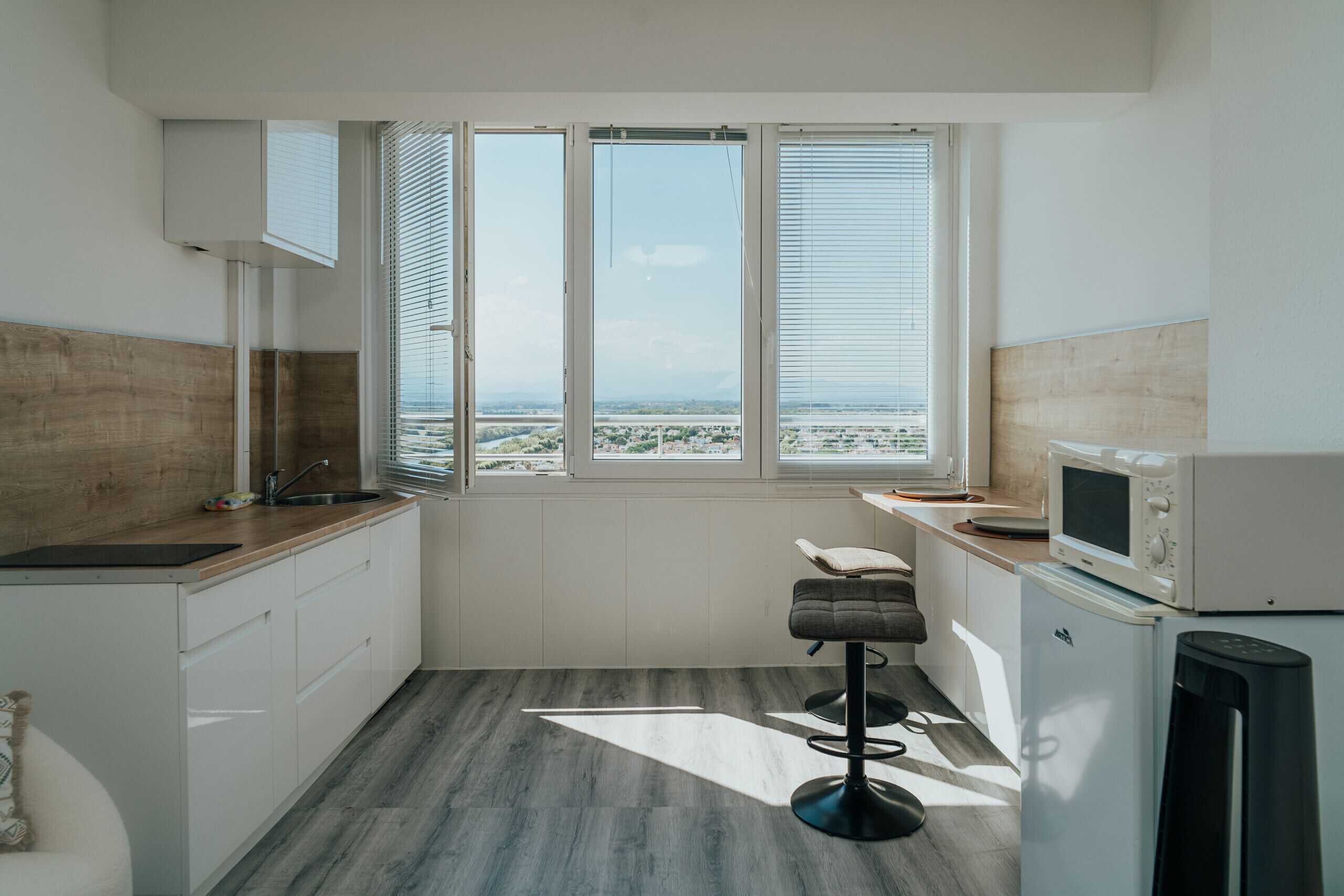 Een koelkast, een microgolfoven, een koffiezetapparaat/waterkoker