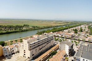 Ein Fluss fließt durch eine Stadt, gesäumt von Gebäuden.