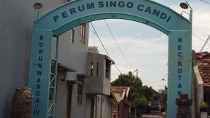 A turquoise archway with the inscription "PERUM SINGO CANDI" and "RUKUN WARGA IV" on either side. - Homestay Cendana Candi-1 (Kudus)