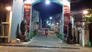 A street entrance with a sign reading "PERUMSINGO CANDAI" and a statue of a lion. - Homestay Cendana Candi-1 (Kudus)