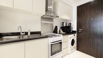 Køleskab, mikrobølgeovn, ovn, kogeplade