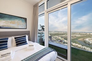 1 bedroom, desk, iron/ironing board, travel cot - Stylish Studio Panoramic City View Damac Hills (Dubai)