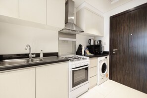 Fridge, microwave, oven, stovetop - Stylish Studio Panoramic City View Damac Hills (Dubai)