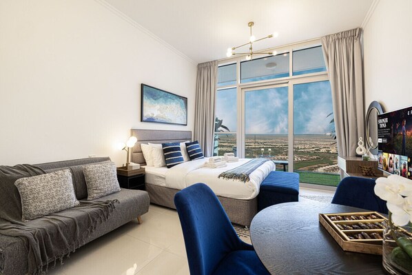 TV - Stylish Studio Panoramic City View Damac Hills (Dubai)
