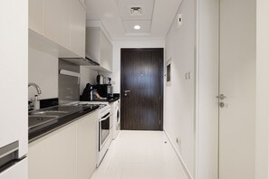 Fully Equipped Kitchenette – Includes stove, fridge, microwave, and essentials