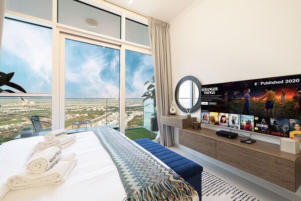 1 bedroom, desk, iron/ironing board, travel cot - Stylish Studio Panoramic City View Damac Hills (Dubai)