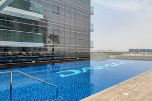 Pool - Stylish Studio Panoramic City View Damac Hills (Dubai)