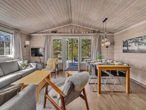 Una televisión, una chimenea